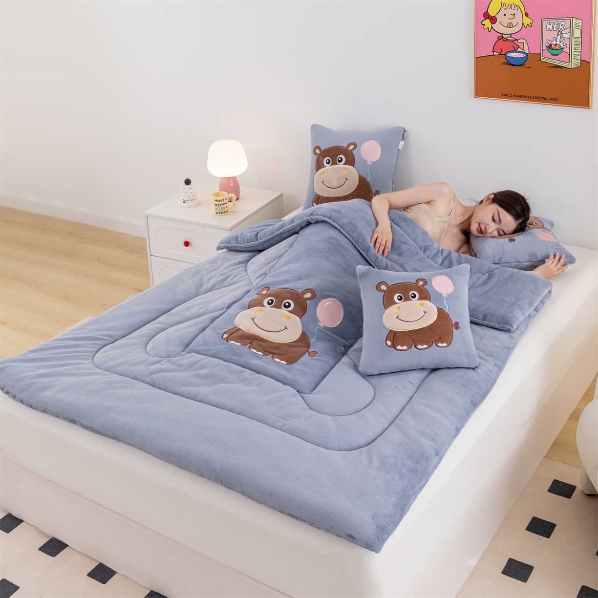 91家纺网 家纺一手货源 找家纺 哩哩熊 2025新款抱枕被子两用加厚牛奶绒二合一汽车载枕头办公室午睡毯子冬天-气球河马 气球河马-雾蓝