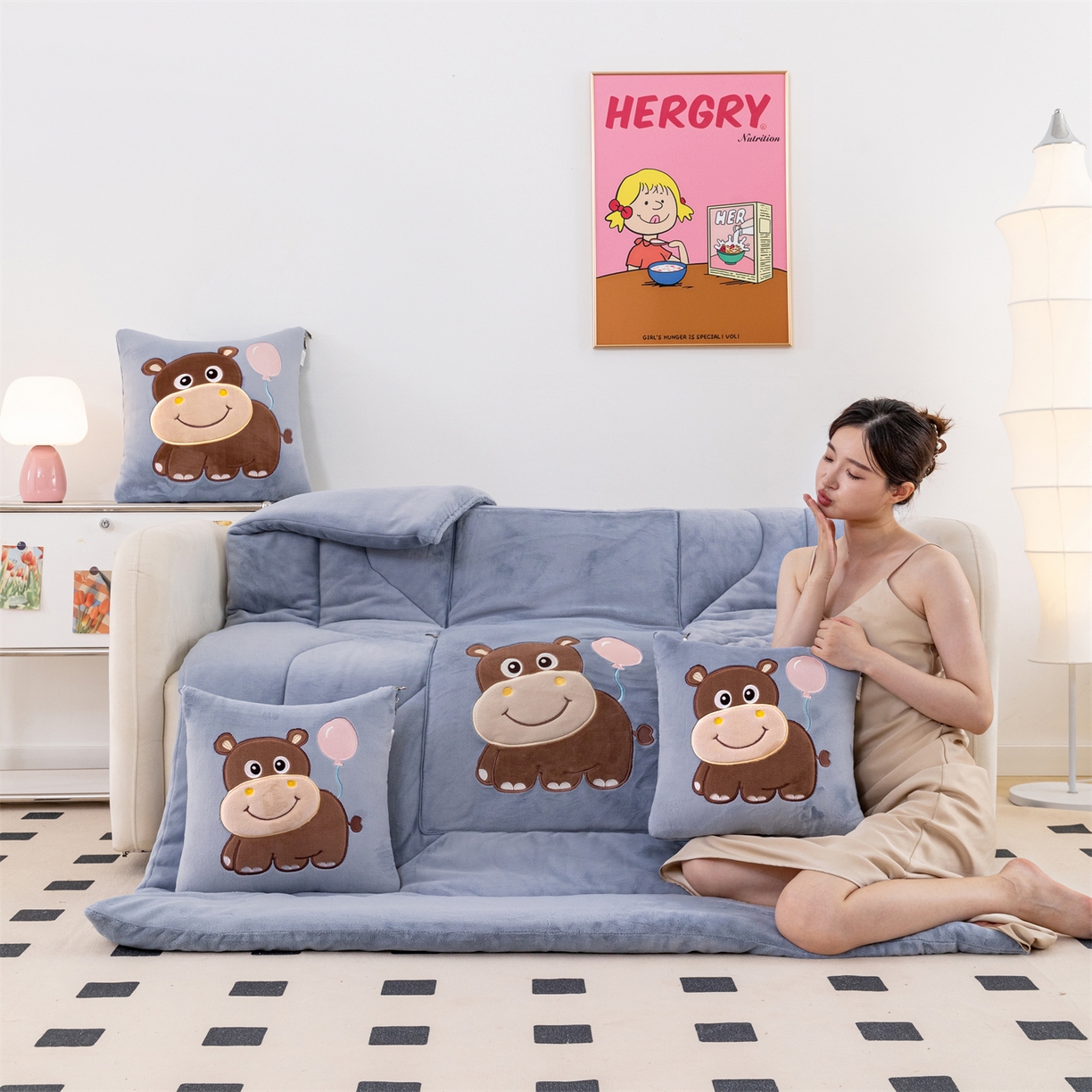 91家纺网 家纺一手货源 找家纺 哩哩熊 2025新款抱枕被子两用加厚牛奶绒二合一汽车载枕头办公室午睡毯子冬天-气球河马 气球河马-雾蓝