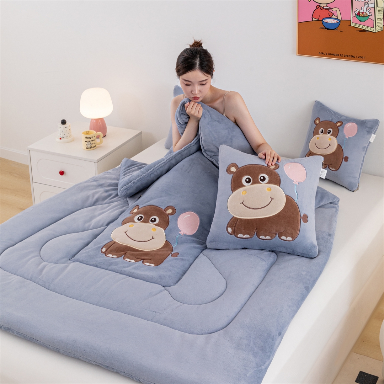 91家纺网 家纺一手货源 找家纺 哩哩熊 2025新款抱枕被子两用加厚牛奶绒二合一汽车载枕头办公室午睡毯子冬天-气球河马 气球河马-雾蓝