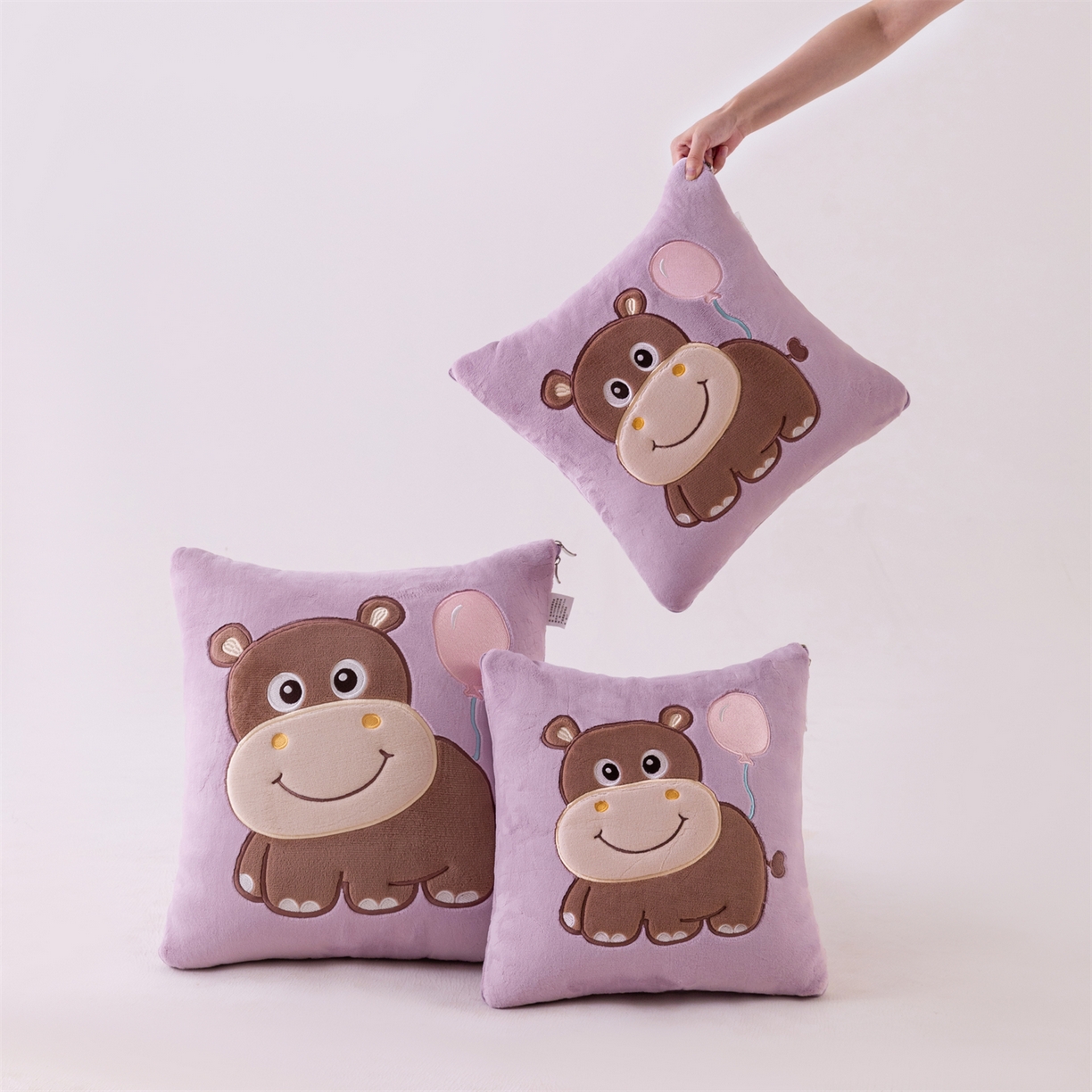 91家纺网 家纺一手货源 找家纺 哩哩熊 2025新款抱枕被子两用加厚牛奶绒二合一汽车载枕头办公室午睡毯子冬天-气球河马 气球河马-香芋紫