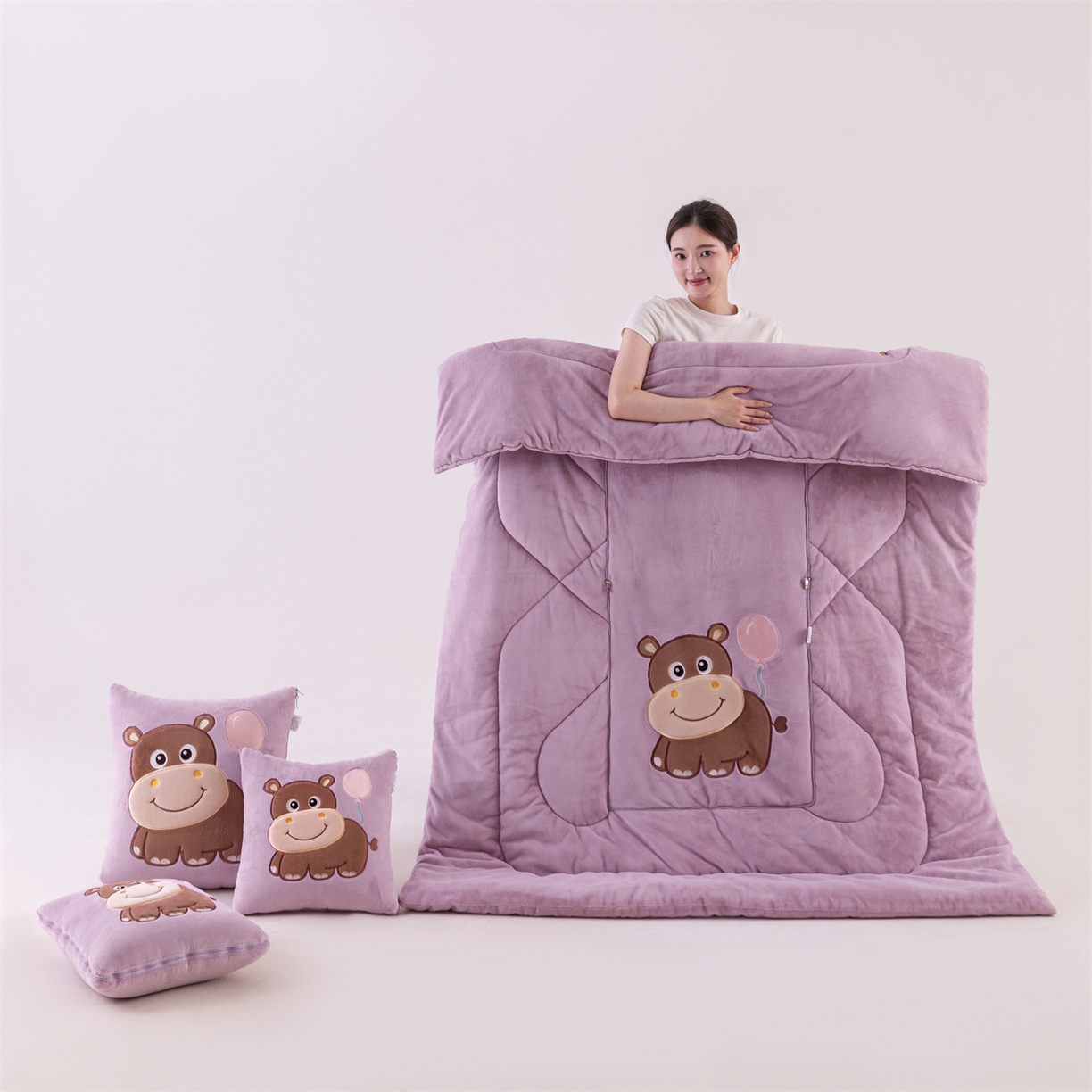 91家纺网 家纺一手货源 找家纺 哩哩熊 2025新款抱枕被子两用加厚牛奶绒二合一汽车载枕头办公室午睡毯子冬天-气球河马 气球河马-香芋紫