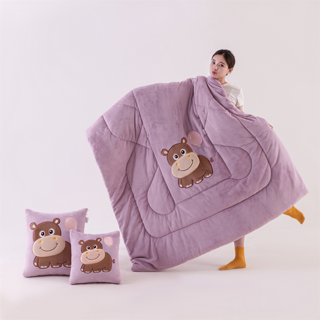 91家纺网 家纺一手货源 找家纺 哩哩熊 2025新款抱枕被子两用加厚牛奶绒二合一汽车载枕头办公室午睡毯子冬天-气球河马 气球河马-香芋紫