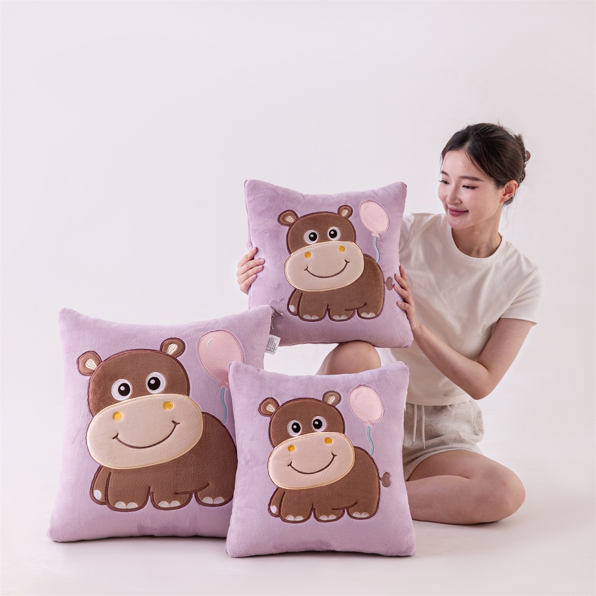 91家纺网 家纺一手货源 找家纺 哩哩熊 2025新款抱枕被子两用加厚牛奶绒二合一汽车载枕头办公室午睡毯子冬天-气球河马 气球河马-香芋紫