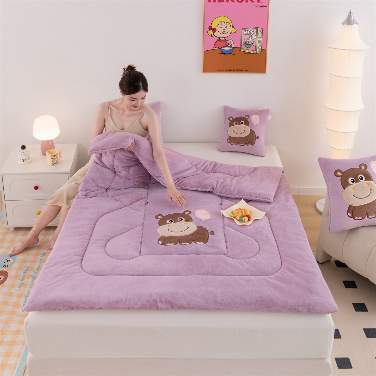 91家纺网 家纺一手货源 找家纺 哩哩熊 2025新款抱枕被子两用加厚牛奶绒二合一汽车载枕头办公室午睡毯子冬天-气球河马 气球河马-香芋紫