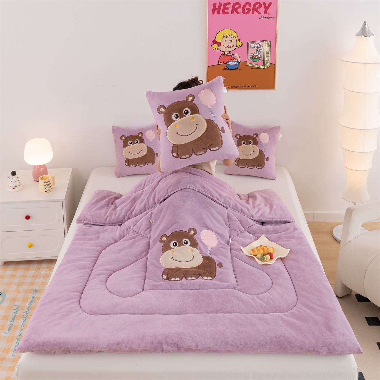 91家纺网 家纺一手货源 找家纺 哩哩熊 2025新款抱枕被子两用加厚牛奶绒二合一汽车载枕头办公室午睡毯子冬天-气球河马 气球河马-香芋紫