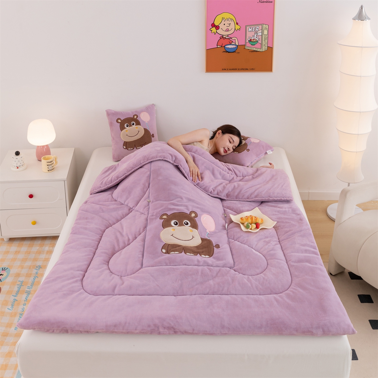 91家纺网 家纺一手货源 找家纺 哩哩熊 2025新款抱枕被子两用加厚牛奶绒二合一汽车载枕头办公室午睡毯子冬天-气球河马 气球河马-香芋紫