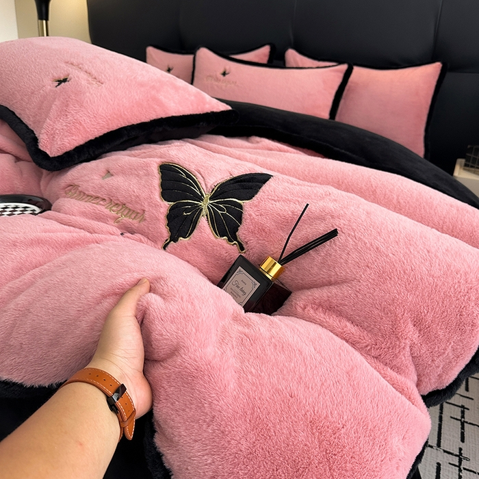 91家纺网 家纺一手货源 找家纺 （总）2025兔毛包边贴布绣花牛奶绒四件套蝶恋