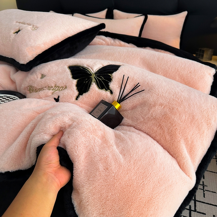 91家纺网 家纺一手货源 找家纺 （总）2025兔毛包边贴布绣花牛奶绒四件套蝶恋