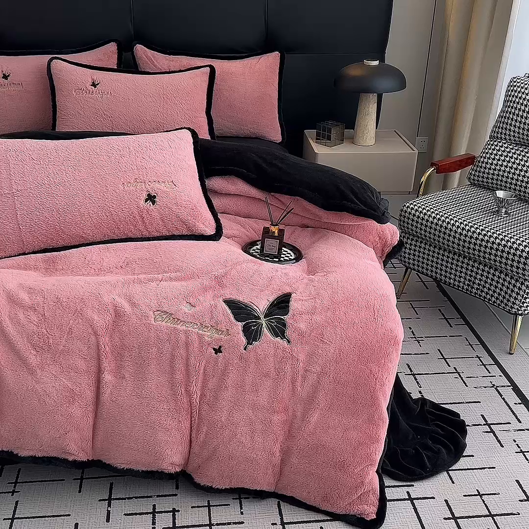 91家纺网 家纺一手货源 找家纺 2025兔毛包边贴布绣花牛奶绒四件套蝶恋 蝶恋-粉