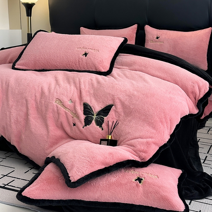 91家纺网 家纺一手货源 找家纺 2025兔毛包边贴布绣花牛奶绒四件套蝶恋 蝶恋-粉