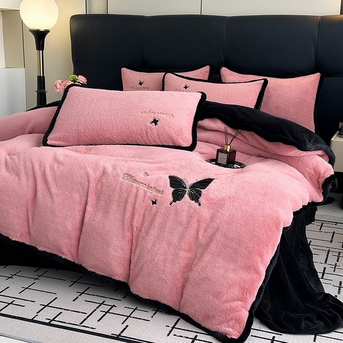 91家纺网 家纺一手货源 找家纺 2025兔毛包边贴布绣花牛奶绒四件套蝶恋 蝶恋-粉