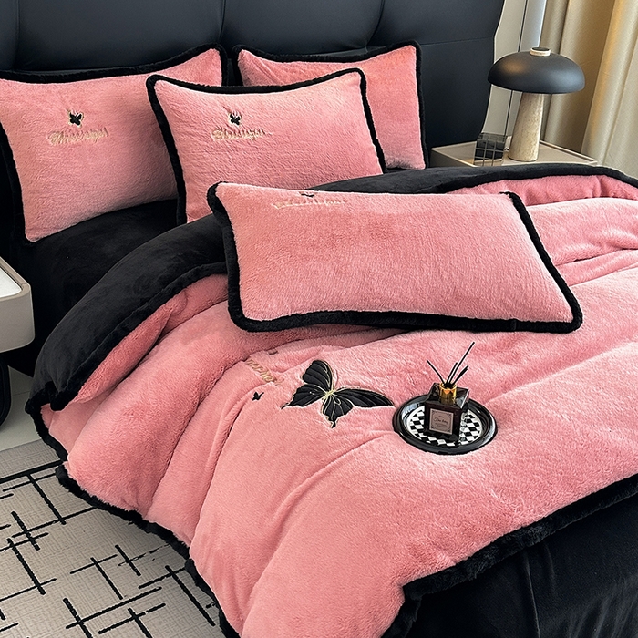 91家纺网 家纺一手货源 找家纺 2025兔毛包边贴布绣花牛奶绒四件套蝶恋 蝶恋-粉