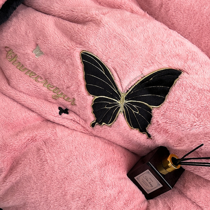 91家纺网 家纺一手货源 找家纺 2025兔毛包边贴布绣花牛奶绒四件套蝶恋 蝶恋-粉