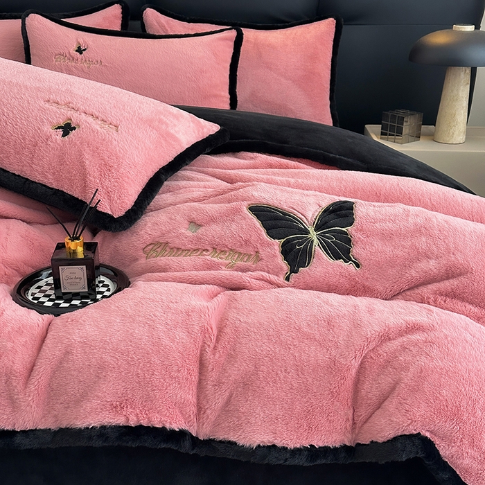 91家纺网 家纺一手货源 找家纺 2025兔毛包边贴布绣花牛奶绒四件套蝶恋 蝶恋-粉