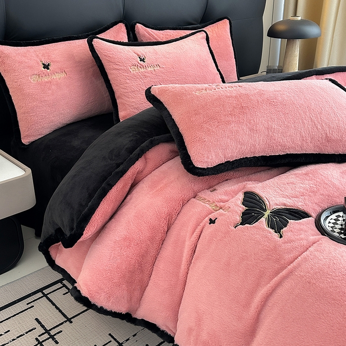 91家纺网 家纺一手货源 找家纺 2025兔毛包边贴布绣花牛奶绒四件套蝶恋 蝶恋-粉