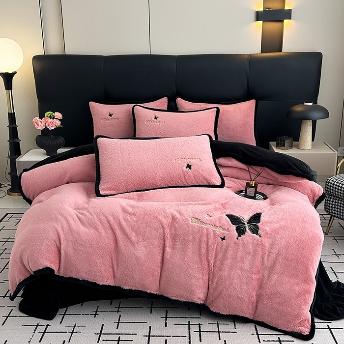 91家纺网 家纺一手货源 找家纺 2025兔毛包边贴布绣花牛奶绒四件套蝶恋 蝶恋-粉