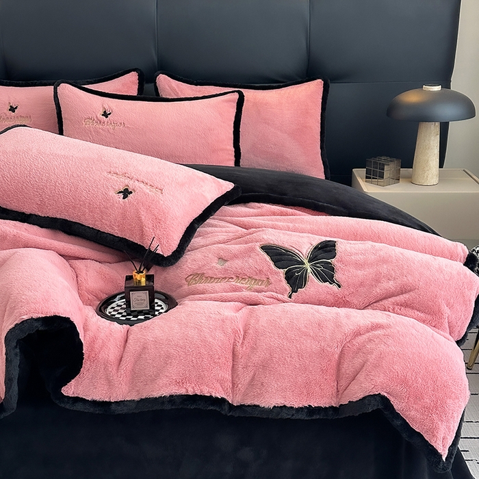 91家纺网 家纺一手货源 找家纺 2025兔毛包边贴布绣花牛奶绒四件套蝶恋 蝶恋-粉