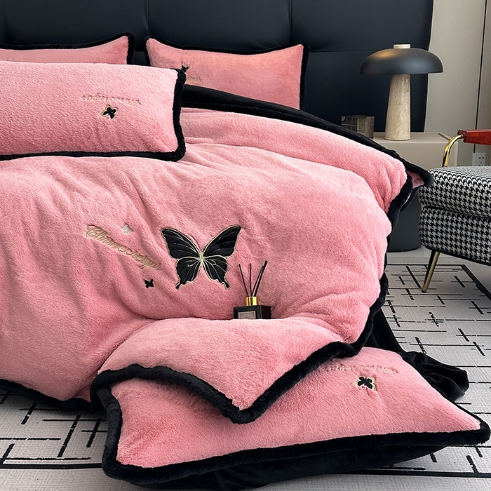 91家纺网 家纺一手货源 找家纺 2025兔毛包边贴布绣花牛奶绒四件套蝶恋 蝶恋-粉