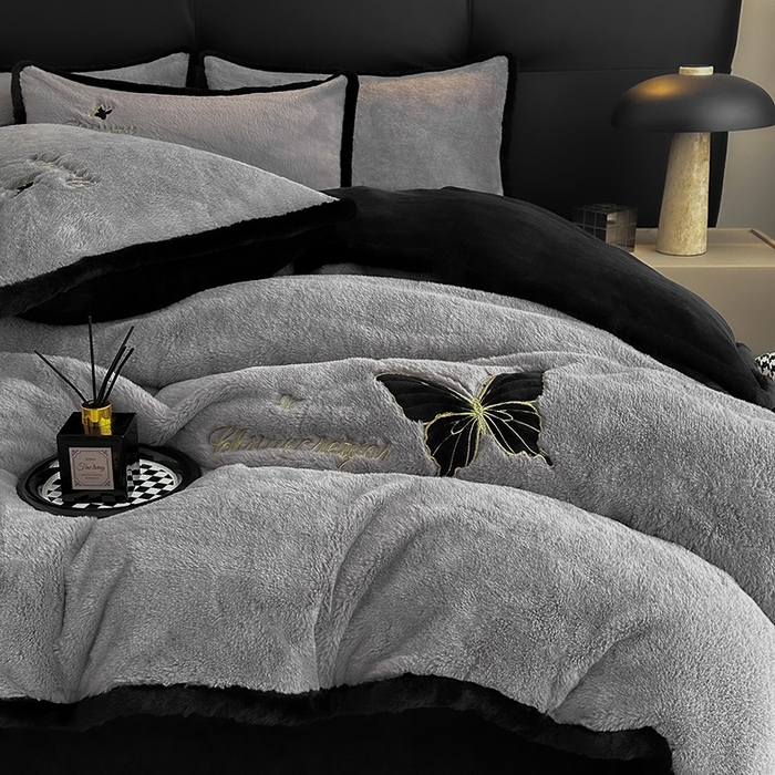 91家纺网 家纺一手货源 找家纺 2025兔毛包边贴布绣花牛奶绒四件套蝶恋 蝶恋-灰