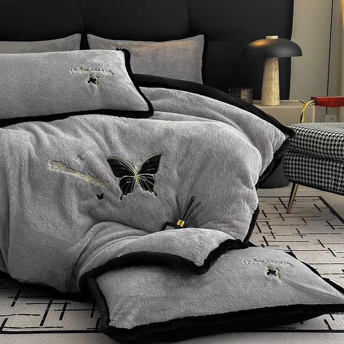 91家纺网 家纺一手货源 找家纺 2025兔毛包边贴布绣花牛奶绒四件套蝶恋 蝶恋-灰