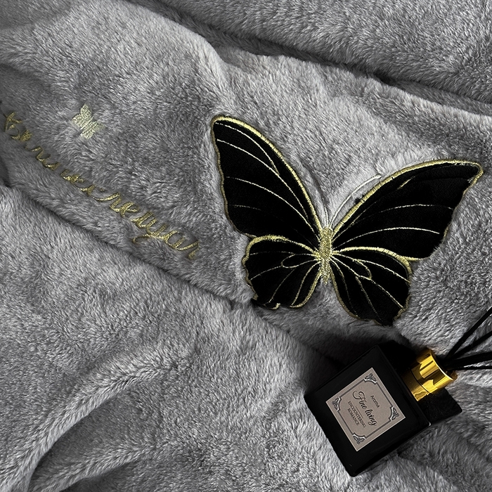 91家纺网 家纺一手货源 找家纺 2025兔毛包边贴布绣花牛奶绒四件套蝶恋 蝶恋-灰