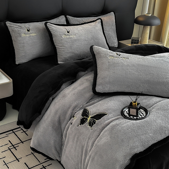 91家纺网 家纺一手货源 找家纺 2025兔毛包边贴布绣花牛奶绒四件套蝶恋 蝶恋-灰