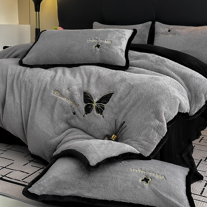 91家纺网 家纺一手货源 找家纺 2025兔毛包边贴布绣花牛奶绒四件套蝶恋 蝶恋-灰