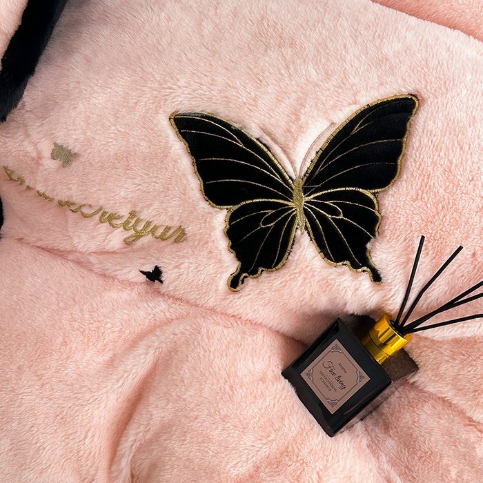 91家纺网 家纺一手货源 找家纺 2025兔毛包边贴布绣花牛奶绒四件套蝶恋 蝶恋-玉