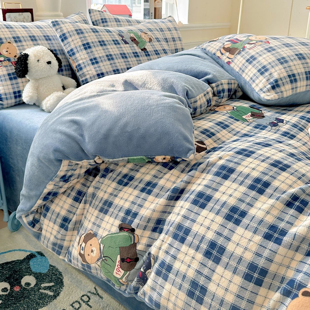 91家纺网 家纺一手货源 找家纺 水木坊 2025新款A加厚牛奶绒印花四件套-含买家秀 蓝格英伦熊