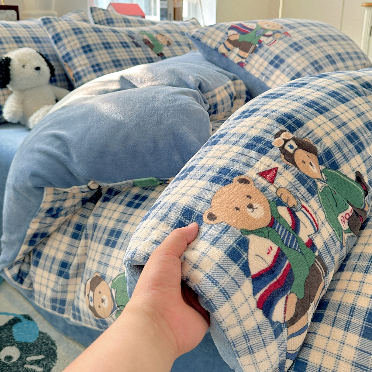 91家纺网 家纺一手货源 找家纺 水木坊 2025新款A加厚牛奶绒印花四件套-含买家秀 蓝格英伦熊