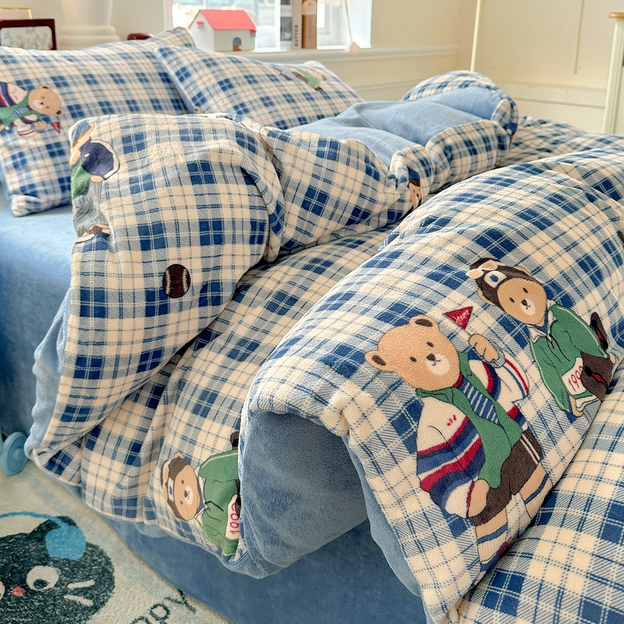 91家纺网 家纺一手货源 找家纺 水木坊 2025新款A加厚牛奶绒印花四件套-含买家秀 蓝格英伦熊