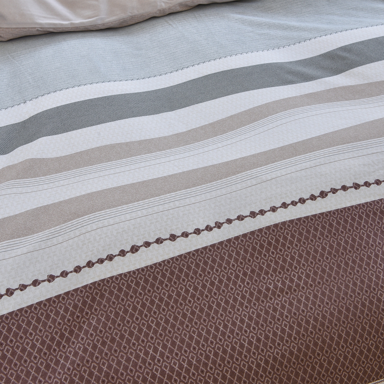 91家纺网 家纺一手货源 找家纺 董成龙家纺 2025新款全棉磨毛数码印花四件套 水平线-兰