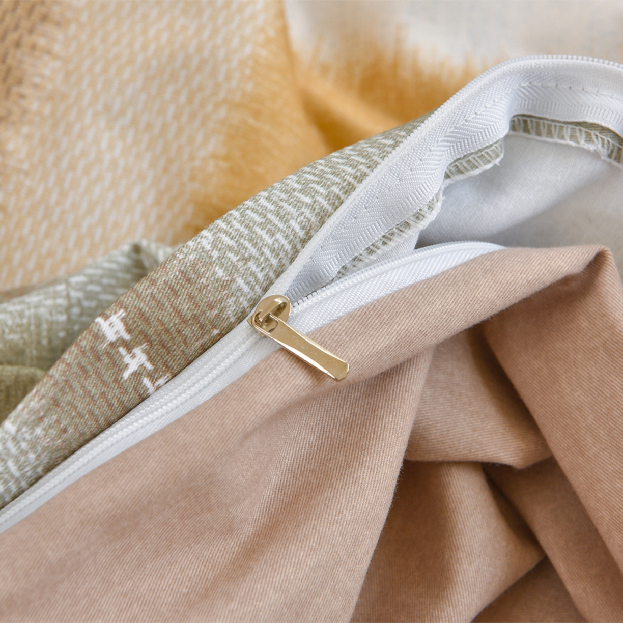 91家纺网 家纺一手货源 找家纺 董成龙家纺 2025新款全棉磨毛数码印花四件套 凯茜-黄