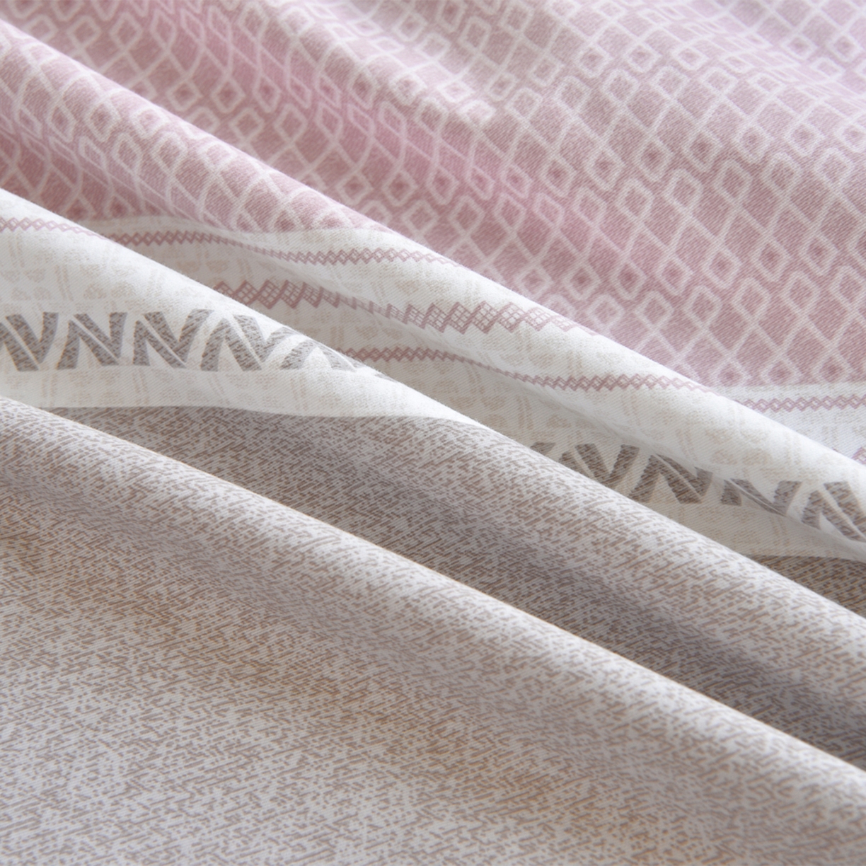 91家纺网 家纺一手货源 找家纺 董成龙家纺 2025新款全棉磨毛数码印花四件套 水平线-粉