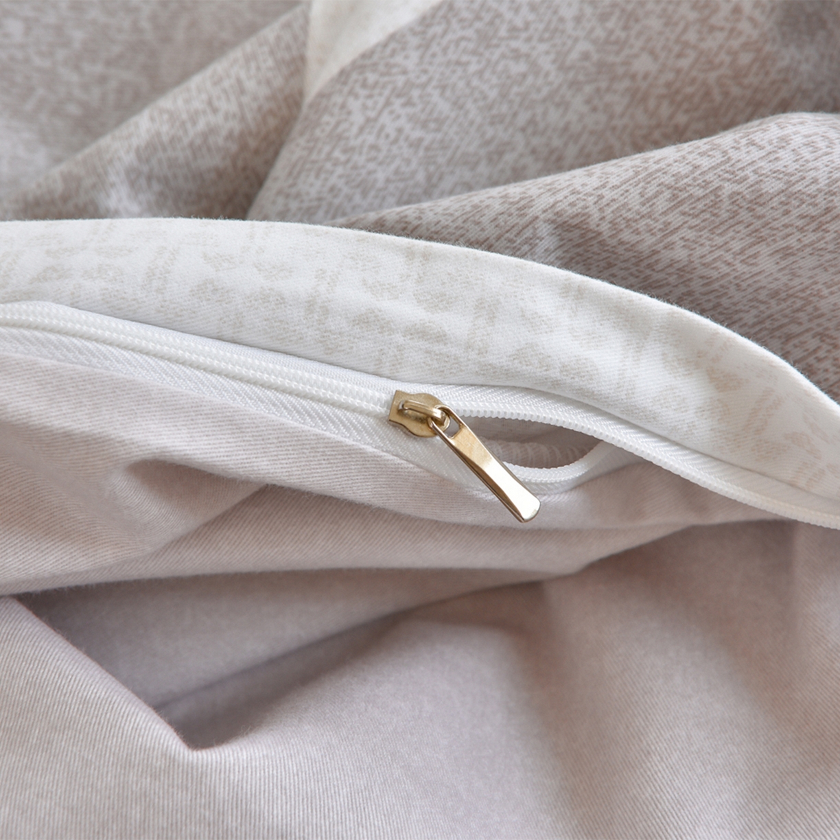 91家纺网 家纺一手货源 找家纺 董成龙家纺 2025新款全棉磨毛数码印花四件套 水平线-粉