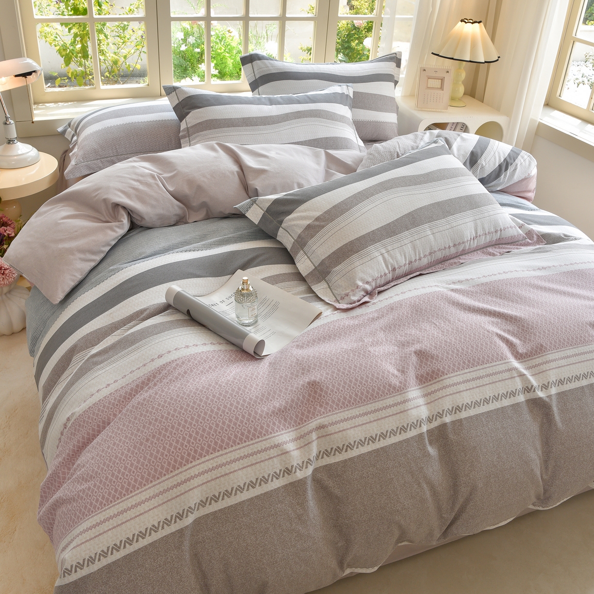 91家纺网 家纺一手货源 找家纺 董成龙家纺 2025新款全棉磨毛数码印花四件套 水平线-粉