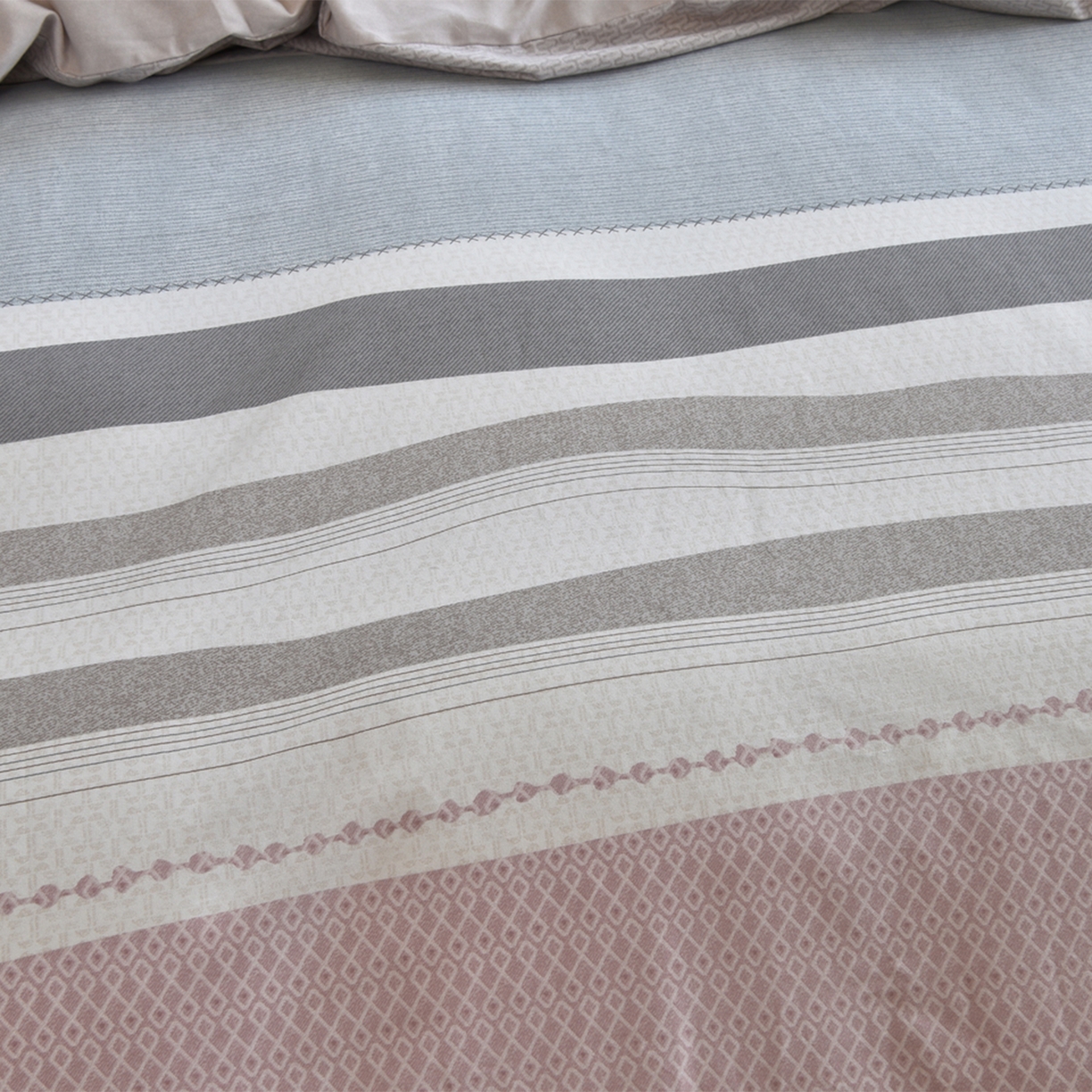 91家纺网 家纺一手货源 找家纺 董成龙家纺 2025新款全棉磨毛数码印花四件套 水平线-粉