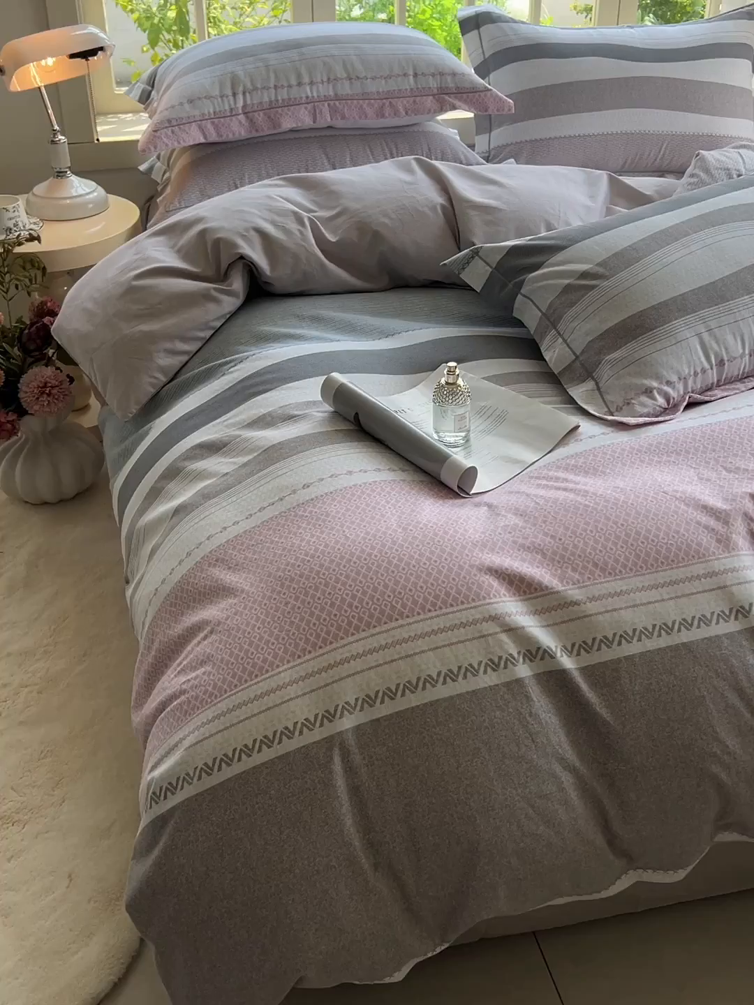 91家纺网 家纺一手货源 找家纺 董成龙家纺 2025新款全棉磨毛数码印花四件套 水平线-粉