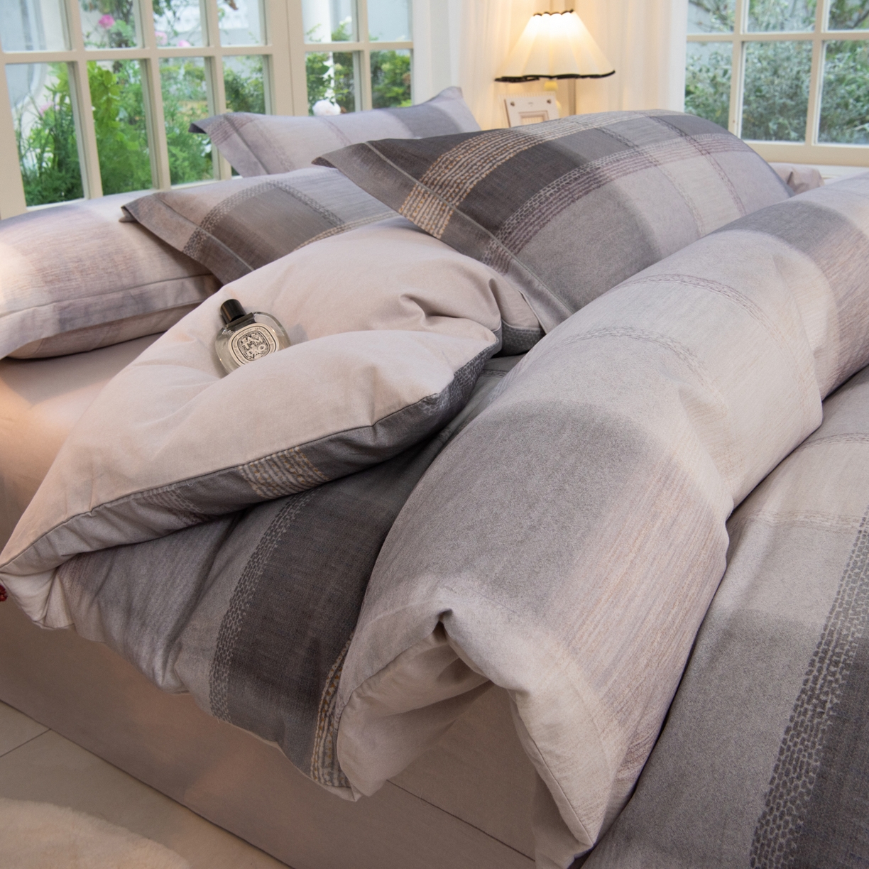 91家纺网 家纺一手货源 找家纺 董成龙家纺 2025新款全棉磨毛数码印花四件套 轻织漫冬-灰