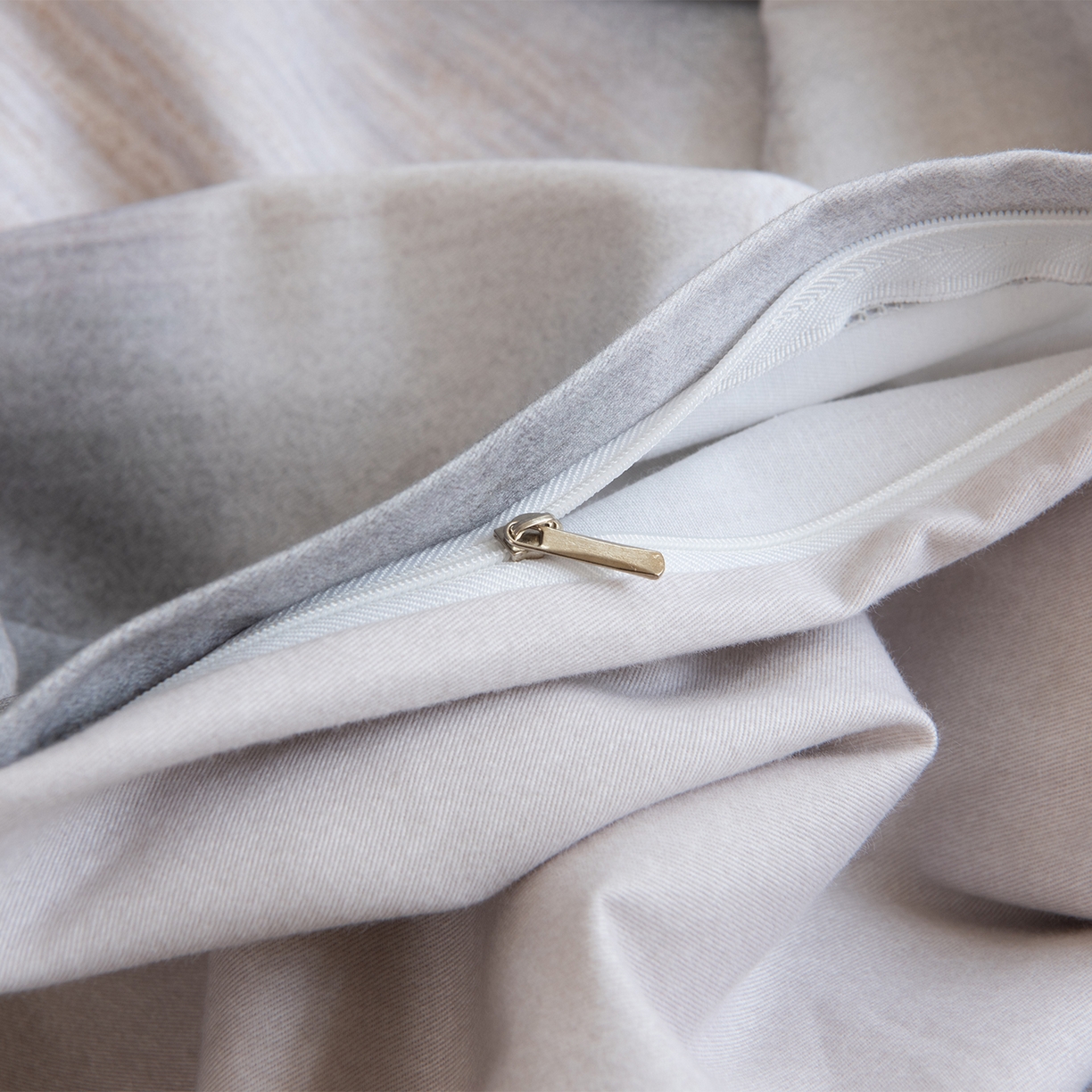 91家纺网 家纺一手货源 找家纺 董成龙家纺 2025新款全棉磨毛数码印花四件套 轻织漫冬-灰