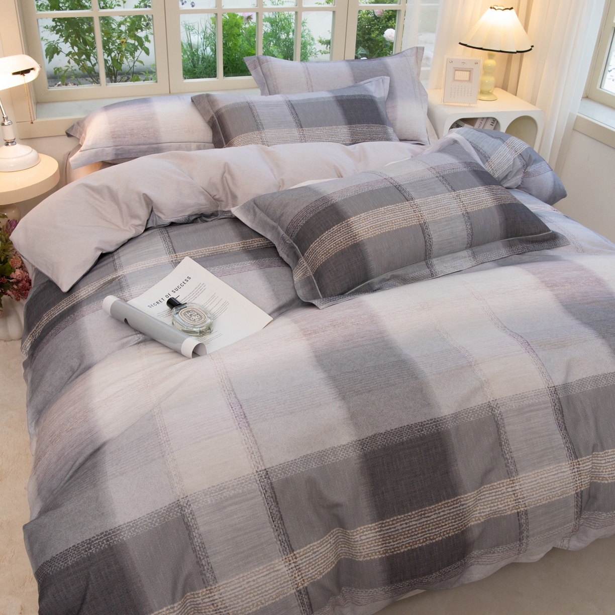 91家纺网 家纺一手货源 找家纺 董成龙家纺 2025新款全棉磨毛数码印花四件套 轻织漫冬-灰