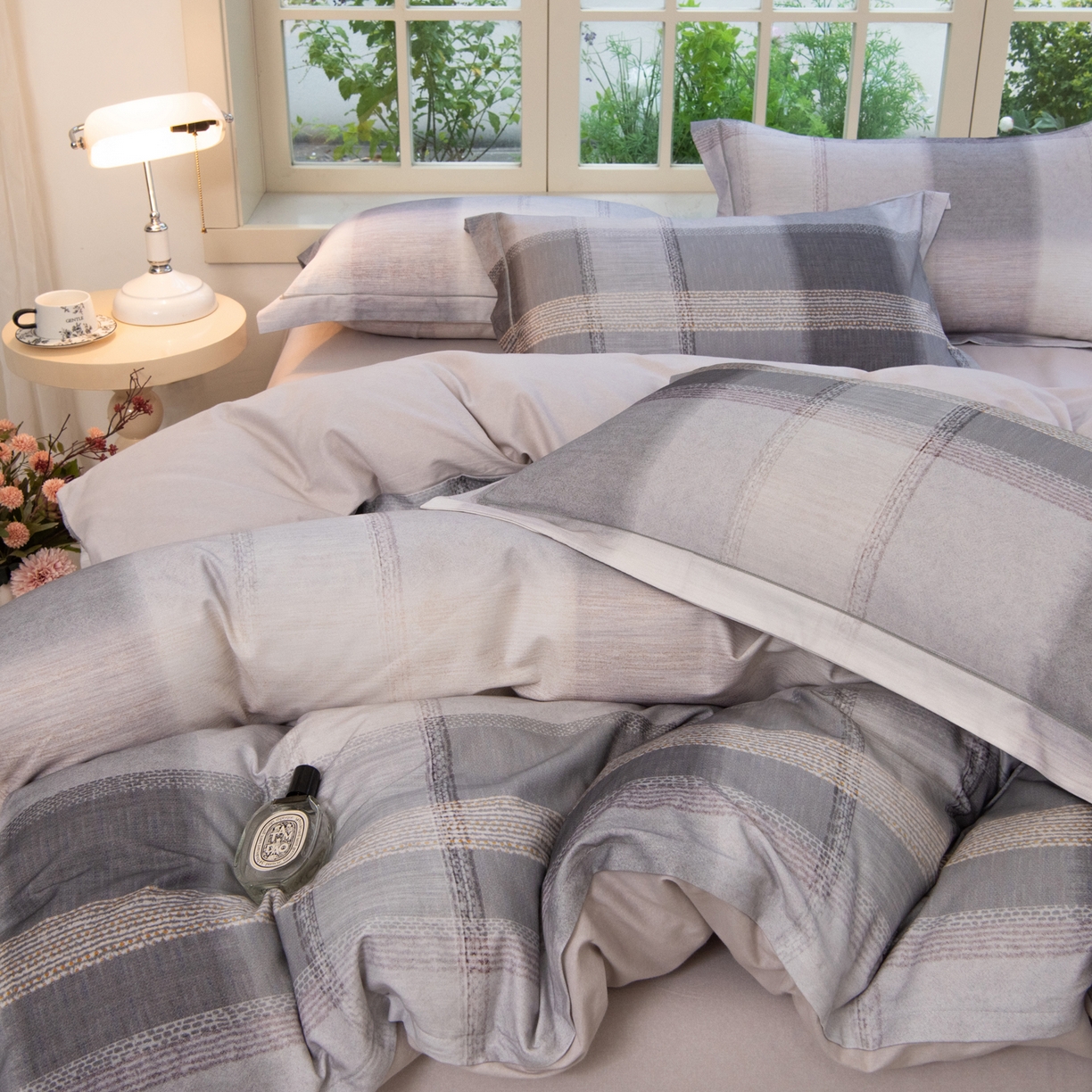 91家纺网 家纺一手货源 找家纺 董成龙家纺 2025新款全棉磨毛数码印花四件套 轻织漫冬-灰