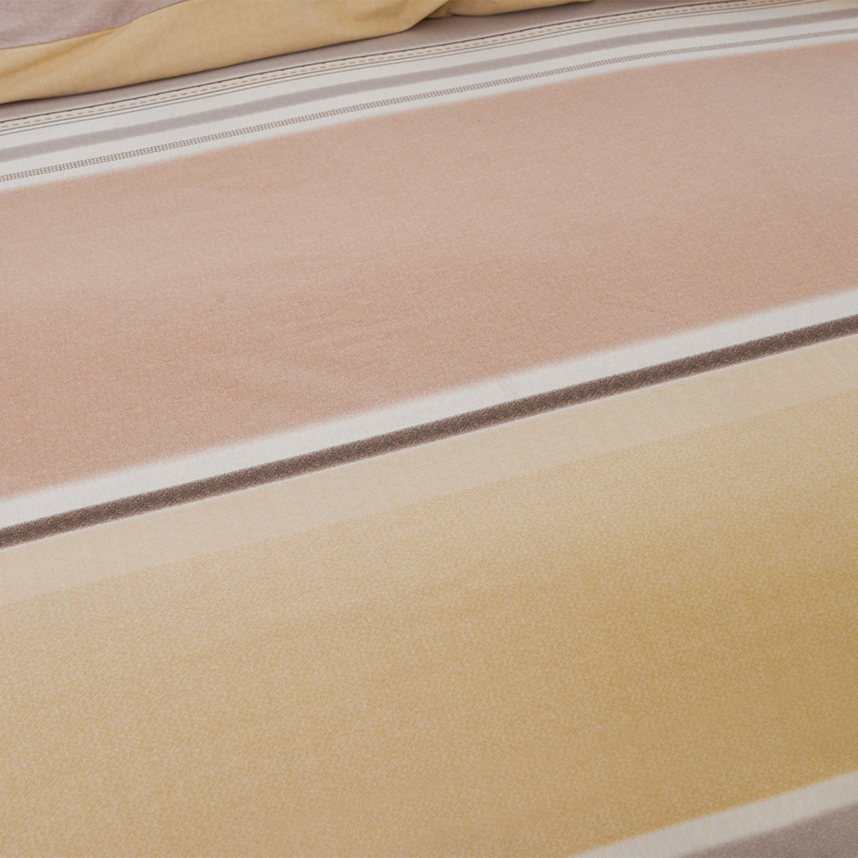 91家纺网 家纺一手货源 找家纺 董成龙家纺 2025新款全棉磨毛数码印花四件套 格雷特-黄