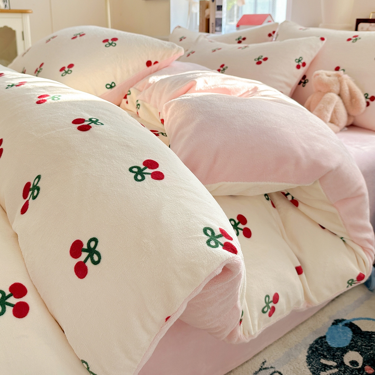 91家纺网 家纺一手货源 找家纺 水木坊 2025新款A加厚牛奶绒印花四件套-含买家秀 一口樱桃