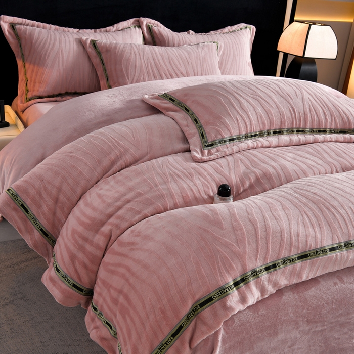 91家纺网 家纺一手货源 找家纺 妮恒美 2025新款直播爆款牛奶绒四件套雕花压线款法莱绒四件套11 梦幻-豆沙