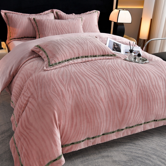 91家纺网 家纺一手货源 找家纺 妮恒美 2025新款直播爆款牛奶绒四件套雕花压线款法莱绒四件套11 梦幻-豆沙