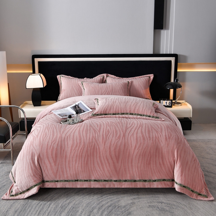 91家纺网 家纺一手货源 找家纺 妮恒美 2025新款直播爆款牛奶绒四件套雕花压线款法莱绒四件套11 梦幻-豆沙