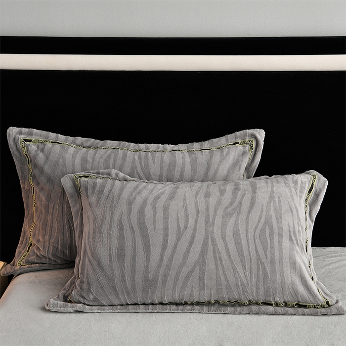 91家纺网 家纺一手货源 找家纺 妮恒美 2025新款直播爆款牛奶绒四件套雕花压线款法莱绒四件套11 梦幻-高级灰