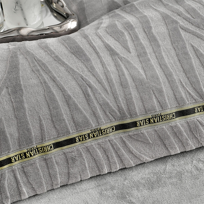 91家纺网 家纺一手货源 找家纺 妮恒美 2025新款直播爆款牛奶绒四件套雕花压线款法莱绒四件套11 梦幻-高级灰