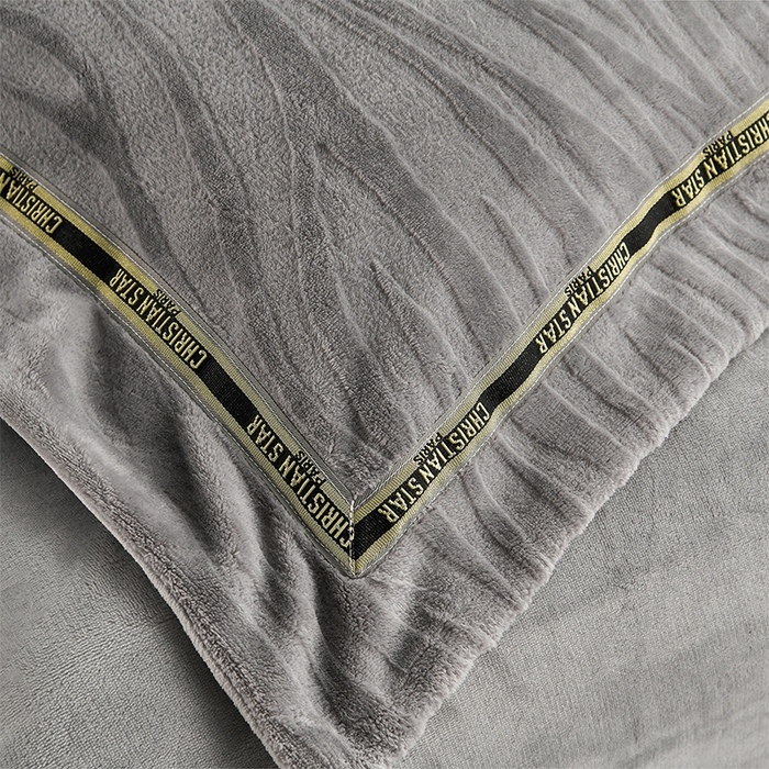 91家纺网 家纺一手货源 找家纺 妮恒美 2025新款直播爆款牛奶绒四件套雕花压线款法莱绒四件套11 梦幻-高级灰